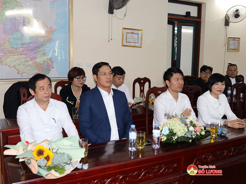 Lãnh đạo huyện Đô Lương và lãnh đạo CLB tại buổi gặp mặt