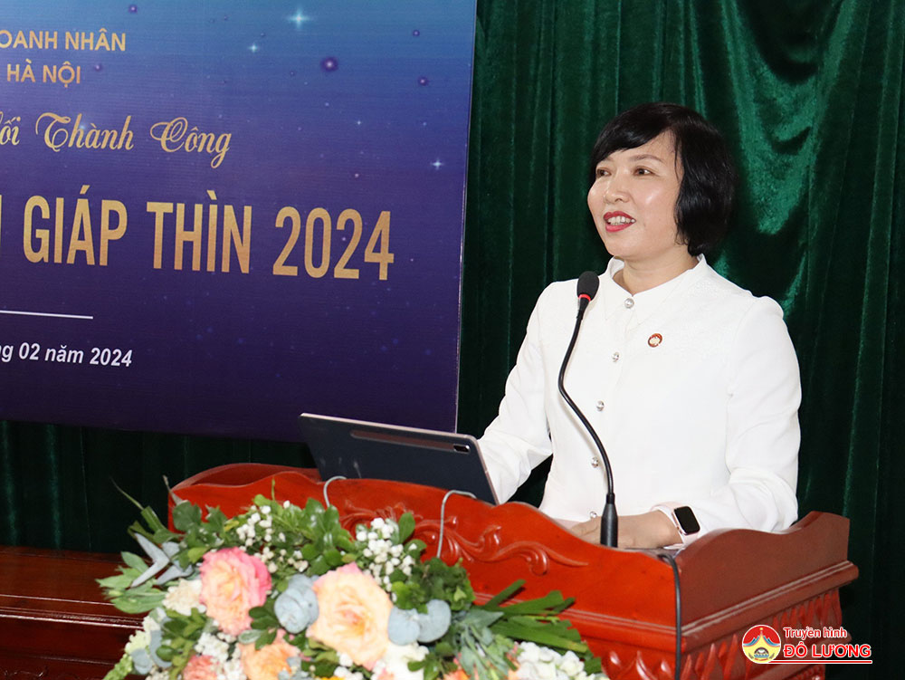 Đồng chí Vương Thị Quý, Chủ tịch Ủy ban MTTQ huyện, phát biểu